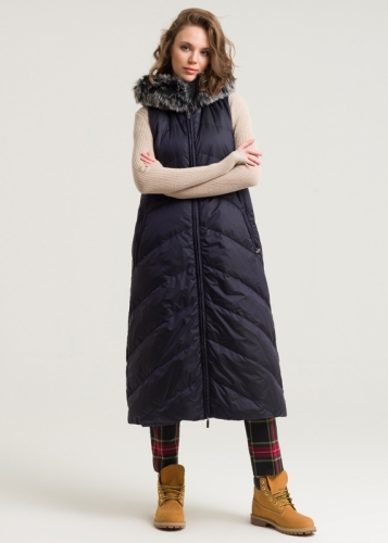 سترة من ريش الأوز مع قبعة من الريش