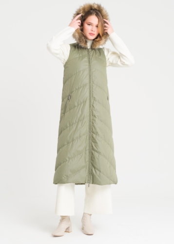 سترة بفرو الأوز وغطاء رأس