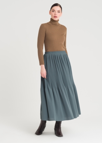 تنورة مفصلة بطيات