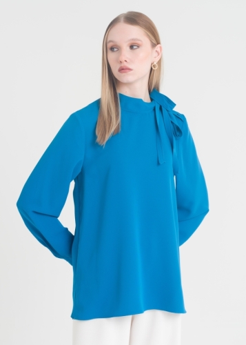 بلوزة بياقة مربوطة