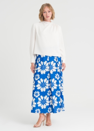 تنورة منقوشة بطيات