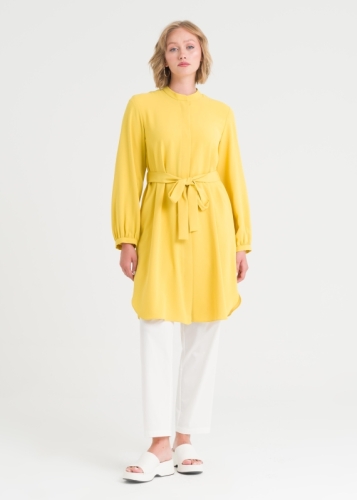 تونيك بأزرار وياقة القاضي