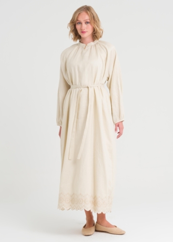 فستان من الكتان مطرز