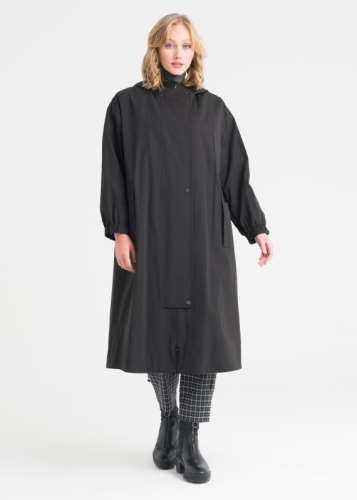 معطف واق من المطر بجيوب مغلق بسحاب