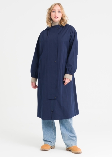 معطف واق من المطر بجيوب مغلق بسحاب