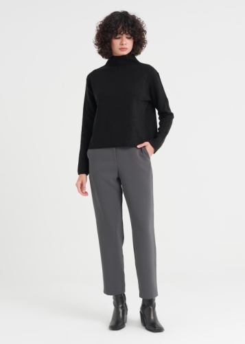 بنطلون بساق أنبوبية بجيوب