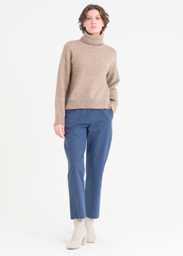 بنطلون مستقيم الساق مزود بجيوب