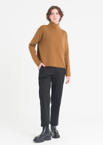 بنطلون مستقيم الساق مزود بجيوب