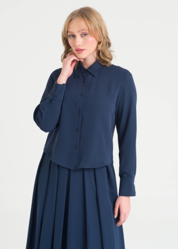 بلوزة بأساور عريضة