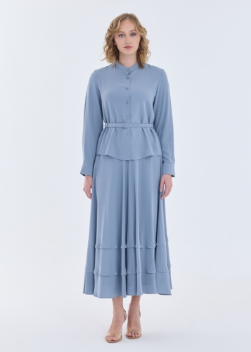 طقم بتفصيل كسرات في الحافة السفلية