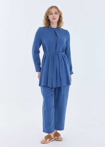 طقم مع بنطال بكسرات على شكل A