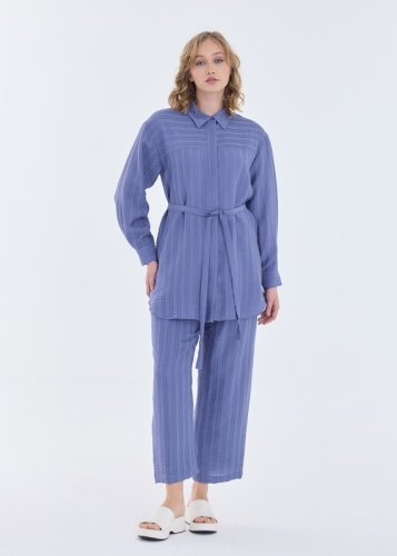 طقم مع بنطال وأزرار