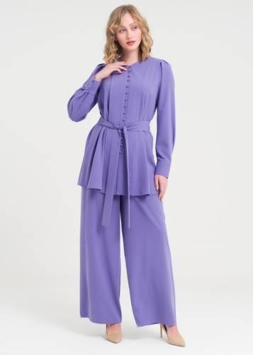 طقم بنطلون مع تفاصيل أزرار