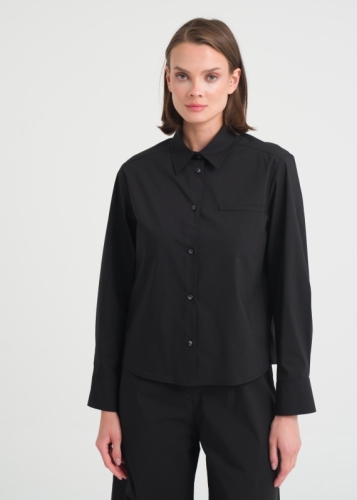 بلوزة بياقة رجالية وأزرار أمامية