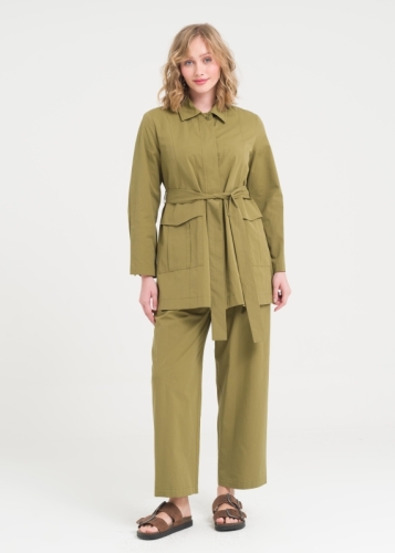 طقم بسروال مزوّد بجيوب 