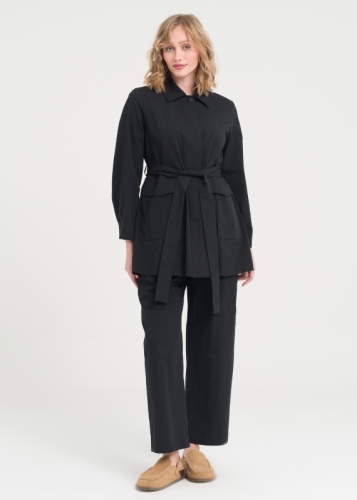 طقم بسروال مزوّد بجيوب 