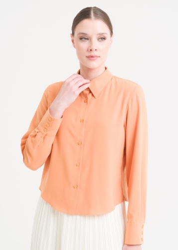 بلوزة بأكمام واسعة وكفة عريضة