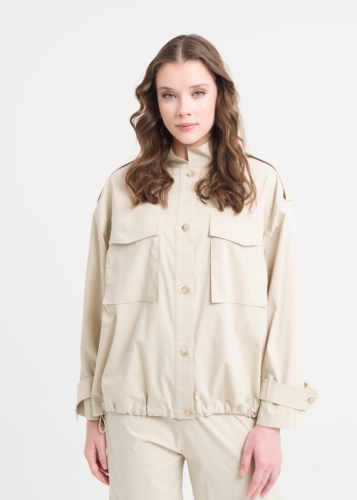 جاكيت بياقة القاضي مع أشرطة على الأكتاف