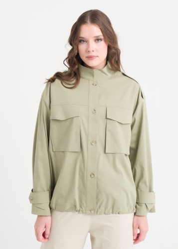 جاكيت بياقة القاضي مع أشرطة على الأكتاف