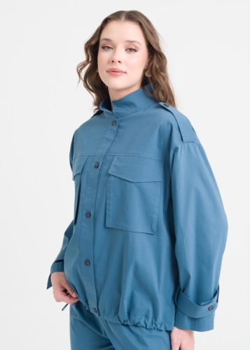 جاكيت بياقة القاضي مع أشرطة على الأكتاف