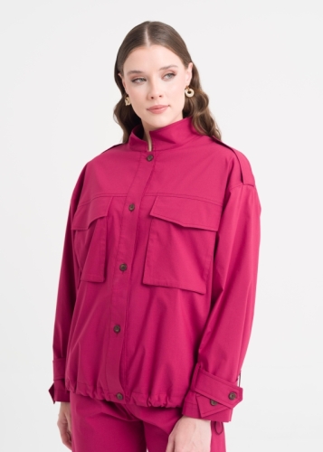 جاكيت بياقة القاضي مع أشرطة على الأكتاف