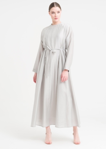 فستان بأكمام ريجلان وتفاصيل طيات