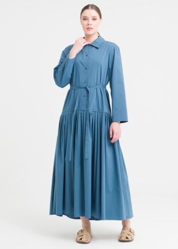 فستان بحزام وطيات كثيفة