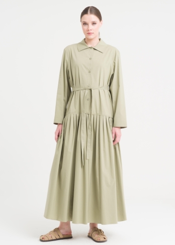 فستان بحزام وطيات كثيفة