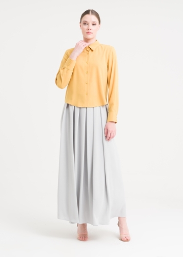 تنورة بطيات كثيفة