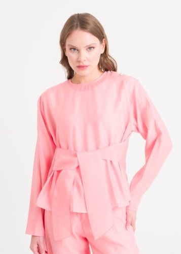 بلوزة بتفاصيل ربطة