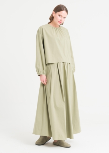 طقم بكمّين منتفخين وتنورة