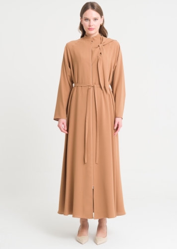 معطف طويل بياقة بسحاب وتفاصيل