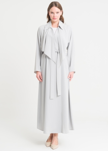 معطف طويل بياقة على شكل حرف V