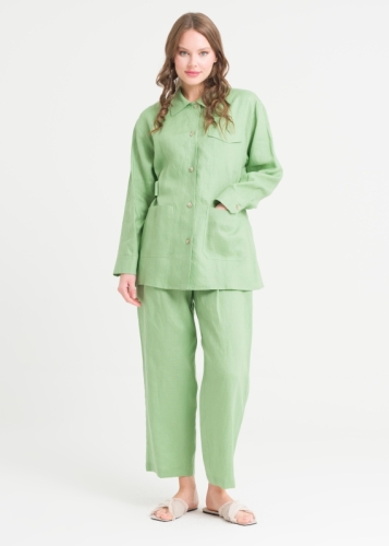 طقم من الكتان مع بنطال وجيوب كبيرة