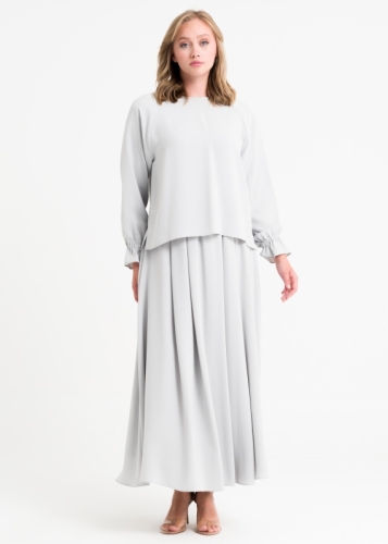 طقم مكون من بلوزة بأكمام ريغلان وتنورة