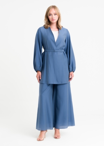 طقم مكون من بلوزة بأكمام منفوخة وبنطال