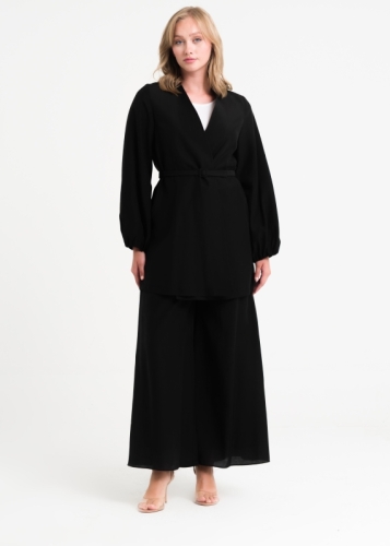 طقم مكون من بلوزة بأكمام منفوخة وبنطال