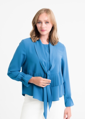 بلوزة بتفاصيل كسرات ووشاح رقبة