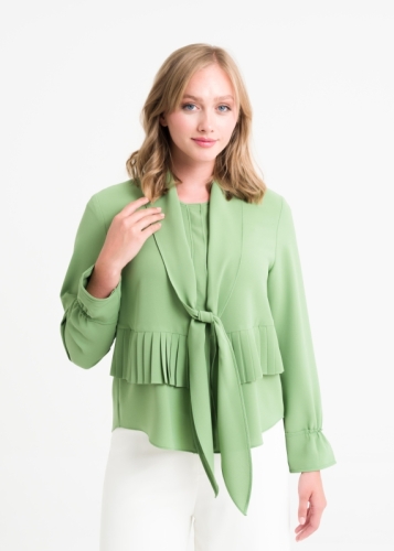 بلوزة بتفاصيل كسرات ووشاح رقبة