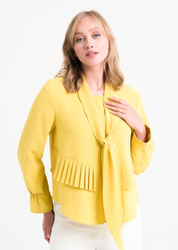 بلوزة بتفاصيل كسرات ووشاح رقبة