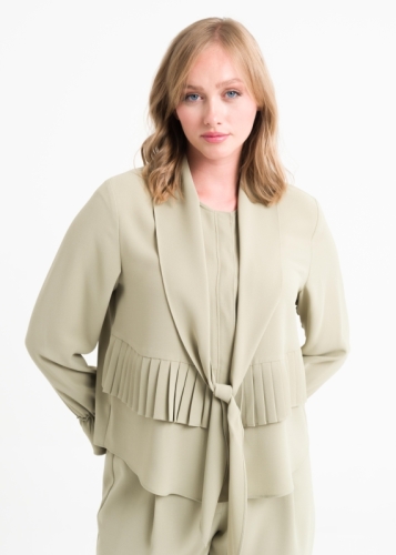 بلوزة بتفاصيل كسرات ووشاح رقبة