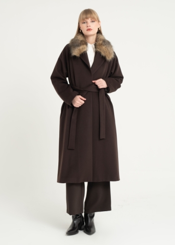 Yakası Kürklü Kaban